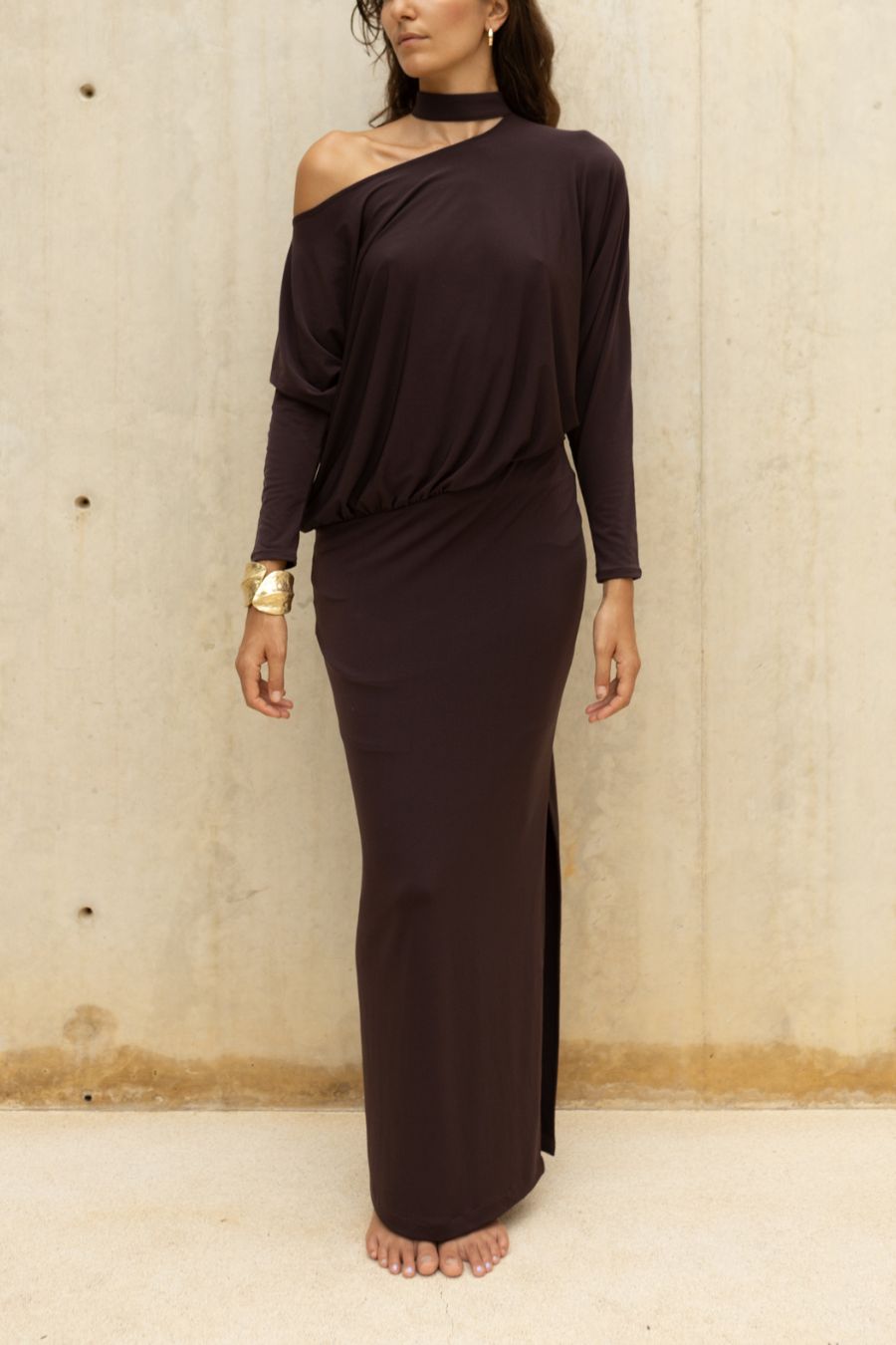 Vestido largo de un hombro con mangas largas